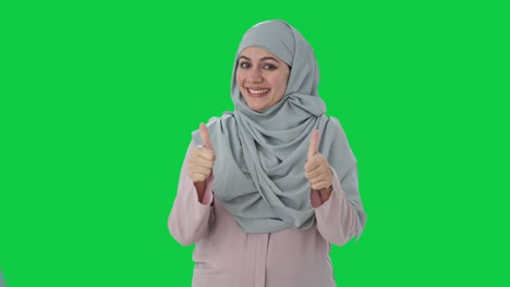 Feliz-Empresaria-Musulmana-Mostrando-Los-Pulgares-Hacia-Arriba-En-La-Pantalla-Verde