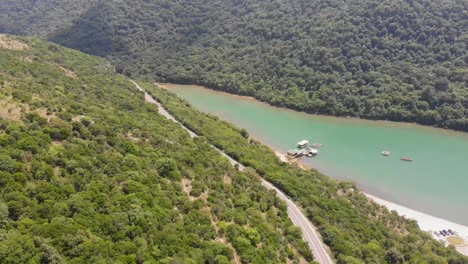 Disparo-De-Dron-Descendente-En-Un-Valle-Verde-Con-Un-Lago-Azul