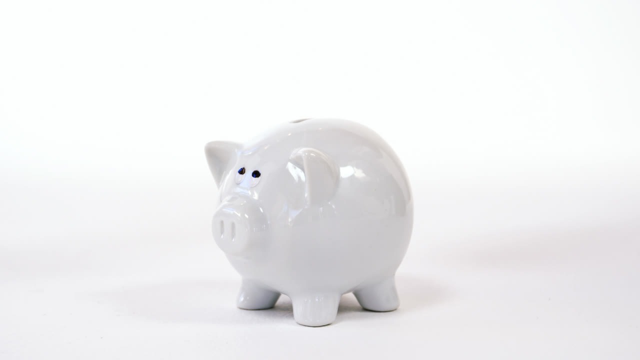 inserción manual de monedas en la alcancía