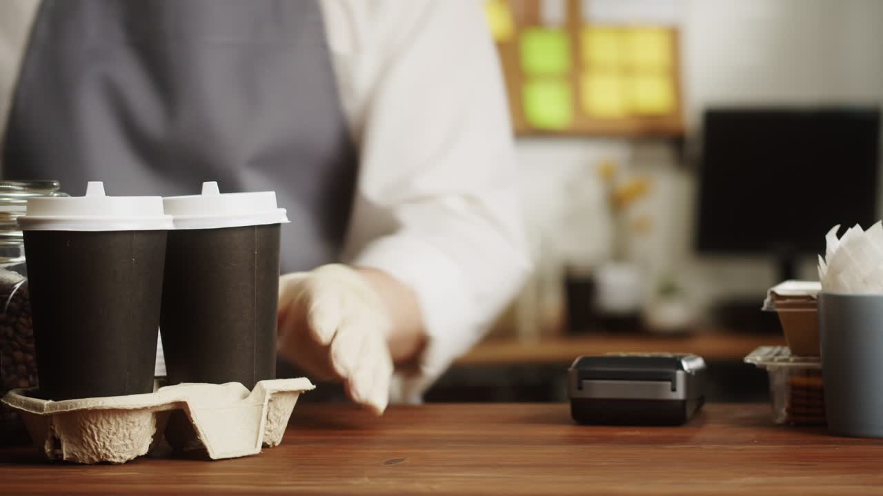 Pagamento con smartwatch al bar. Acquisto di caffè in tazza di carta. Bevanda calda da asporto. Acquisti alimentari contactless. Concetto di tecnologia NFC, pagamento con braccialetto fitness.