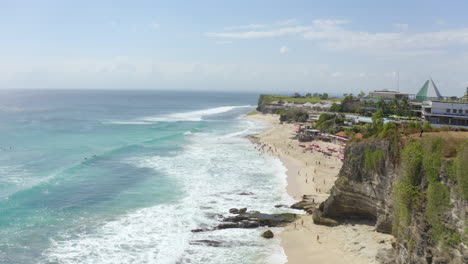 el reenvío de drones para filmar el complejo de playa de dremland en la colina