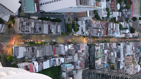 bangkok, tailandia, sudeste asiático - una vista panorámica del paisaje de la ciudad a lo largo de la carretera sathorn al anochecer - toma vertical