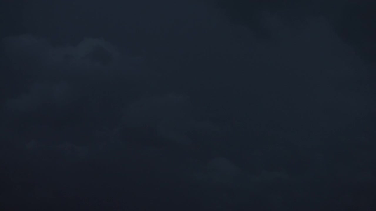Relámpagos nocturnos destellan sobre nubes de tormenta negras y ondulantes