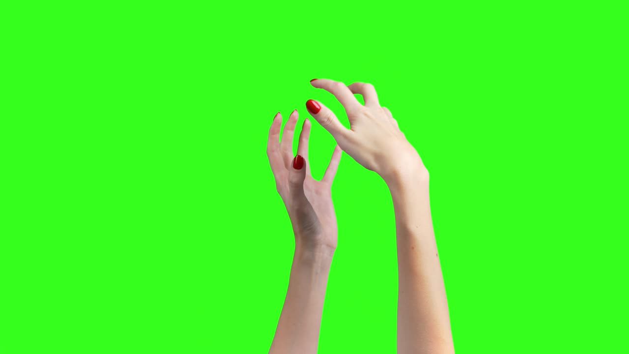 video de manos femeninas sosteniendo una pelota imaginaria sobre un fondo verde