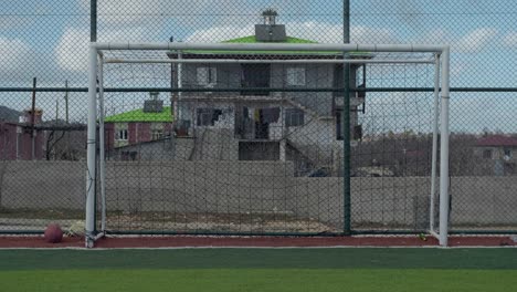 portero protegiendo el poste de la portería