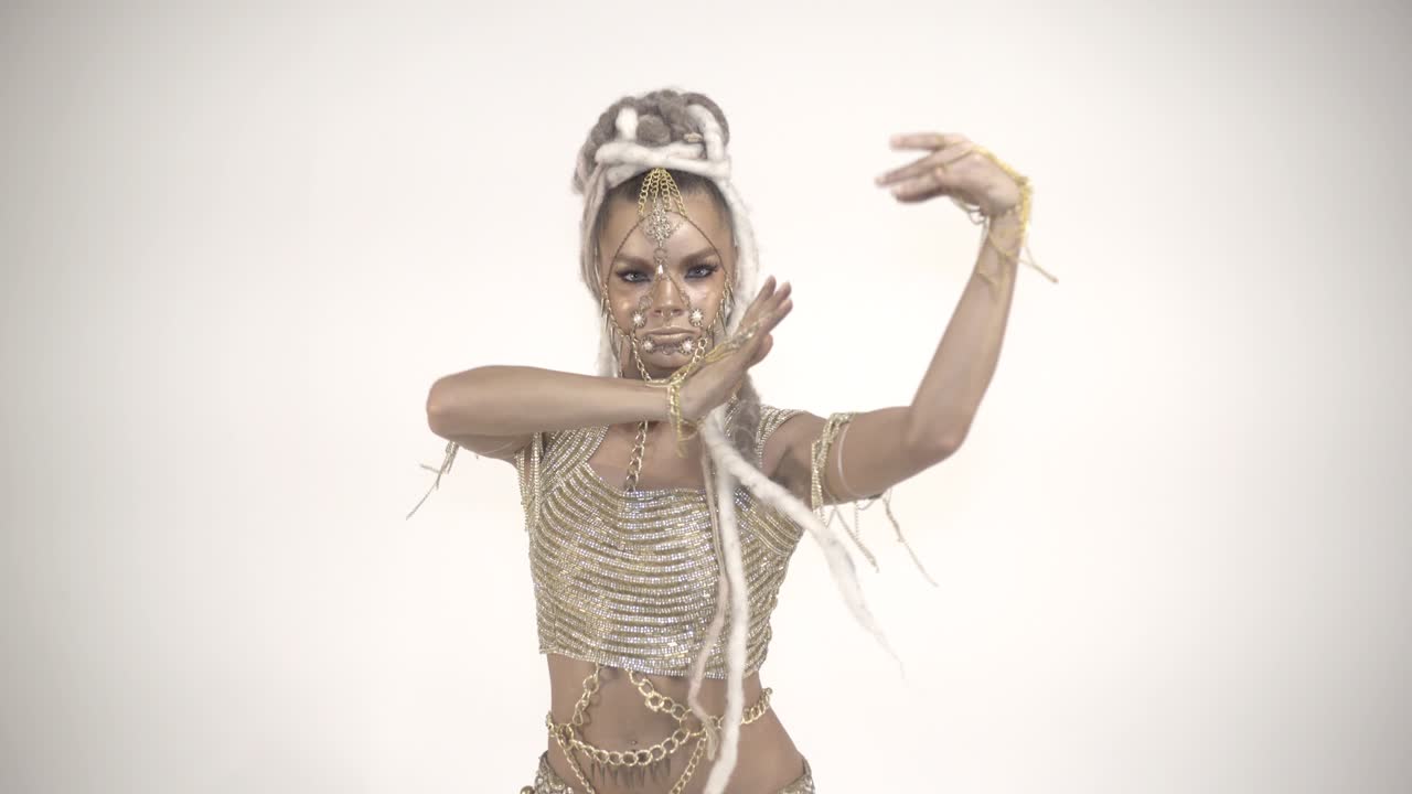 hermosa chica oriental bailando sobre un fondo blanco