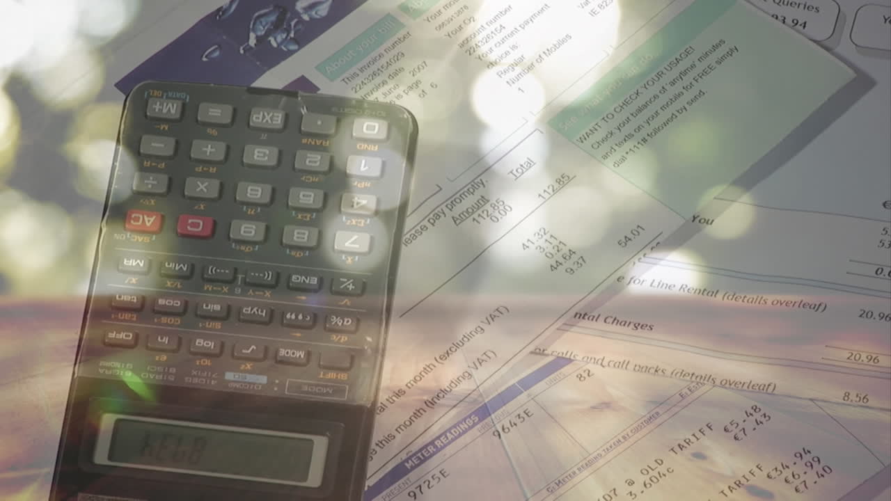 animación de círculos de luz blanca flotando sobre una mujer caucásica usando una calculadora