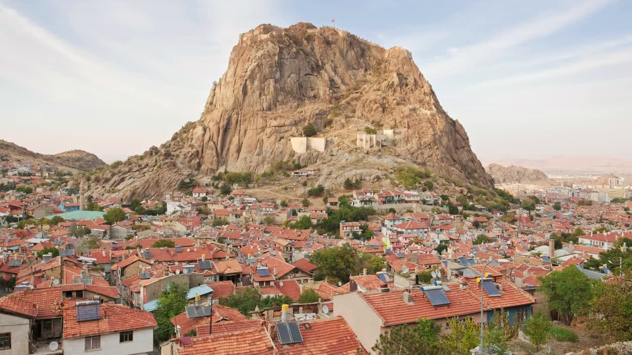 아피온카라히사르 시의 도시 풍경과 암석 위의 아피온 성, 터키