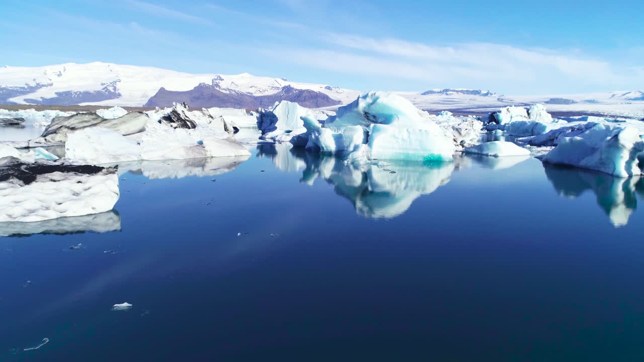 아이슬란드의 북극 요쿨살론 빙하 석호에 있는 빙산 위의 아름다운 공중