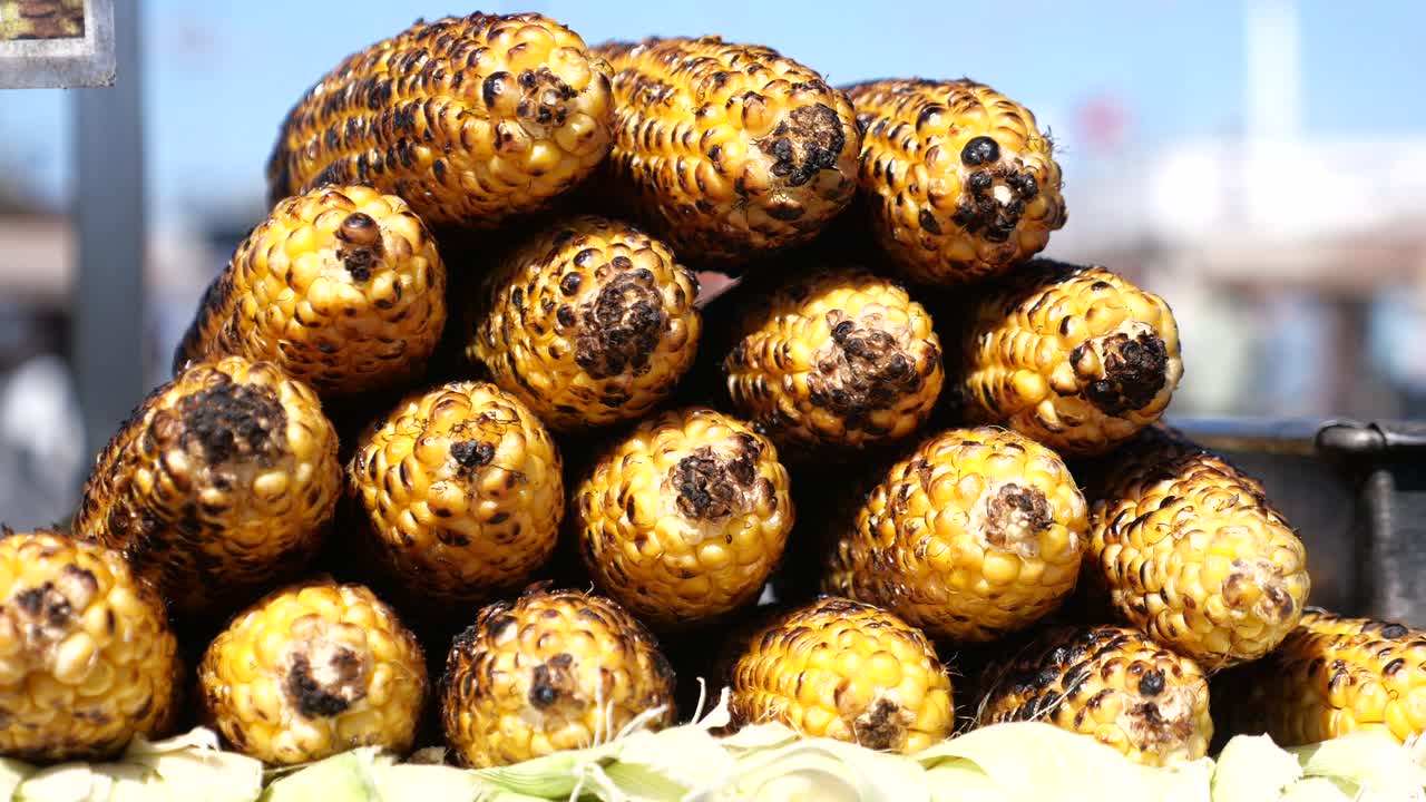 maíz a la parrilla en un mercado
