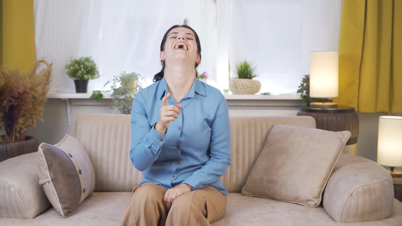 카메라를 쳐다보는 젊은 여성이 아이디어를 가지고 있습니다.