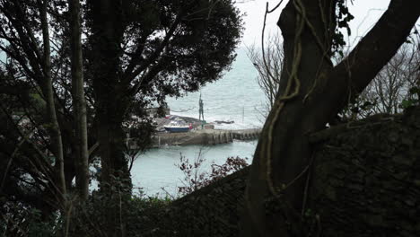 Fernblick-Durch-Die-Bäume-Der-Wahrheitsstatue,-Die-Am-Hafen-Von-Ilfracombe,-Vereinigtes-Königreich,-Steht-–-Aufnahme-Aus-Der-Vogelperspektive