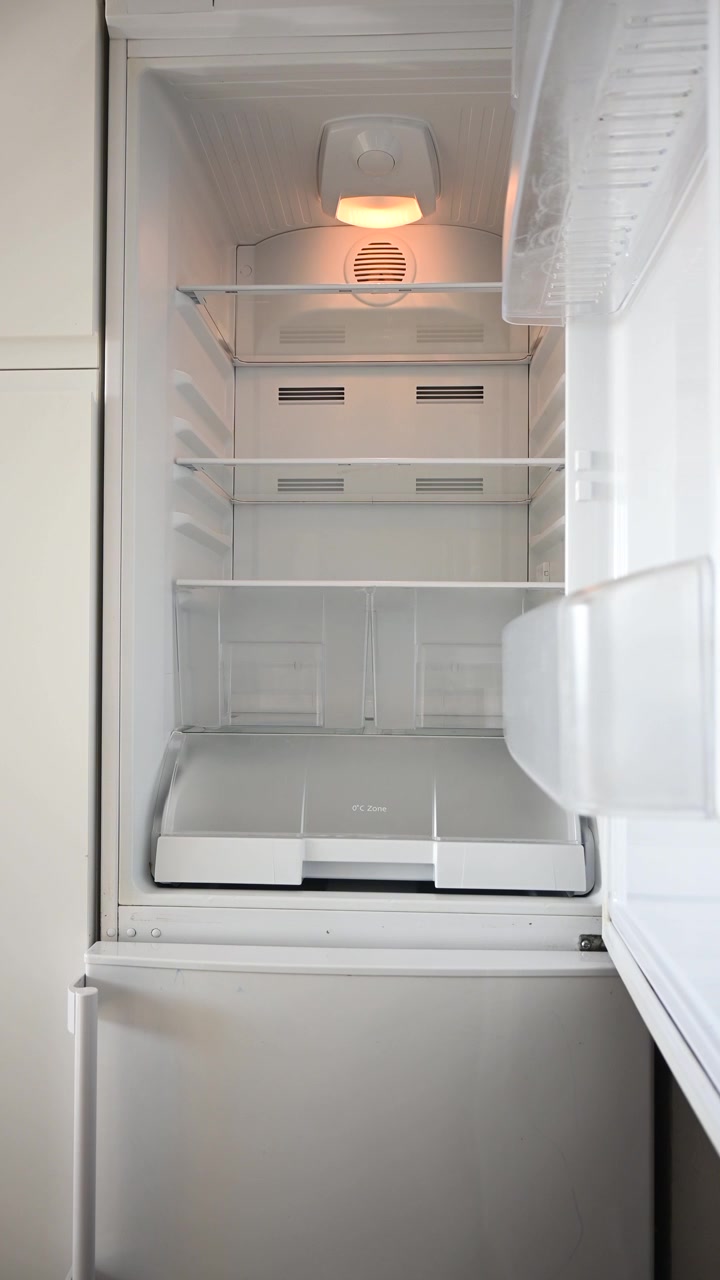Otevírání prázdné lednice doma