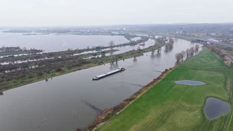 Disparo-En-órbita-Moviéndose-Hacia-El-Barco-Navegando-Sobre-El-Ijssel-Con-Agua-Alta