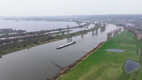 disparo de órbita moviéndose hacia el barco que navega sobre el ijssel con aguas altas