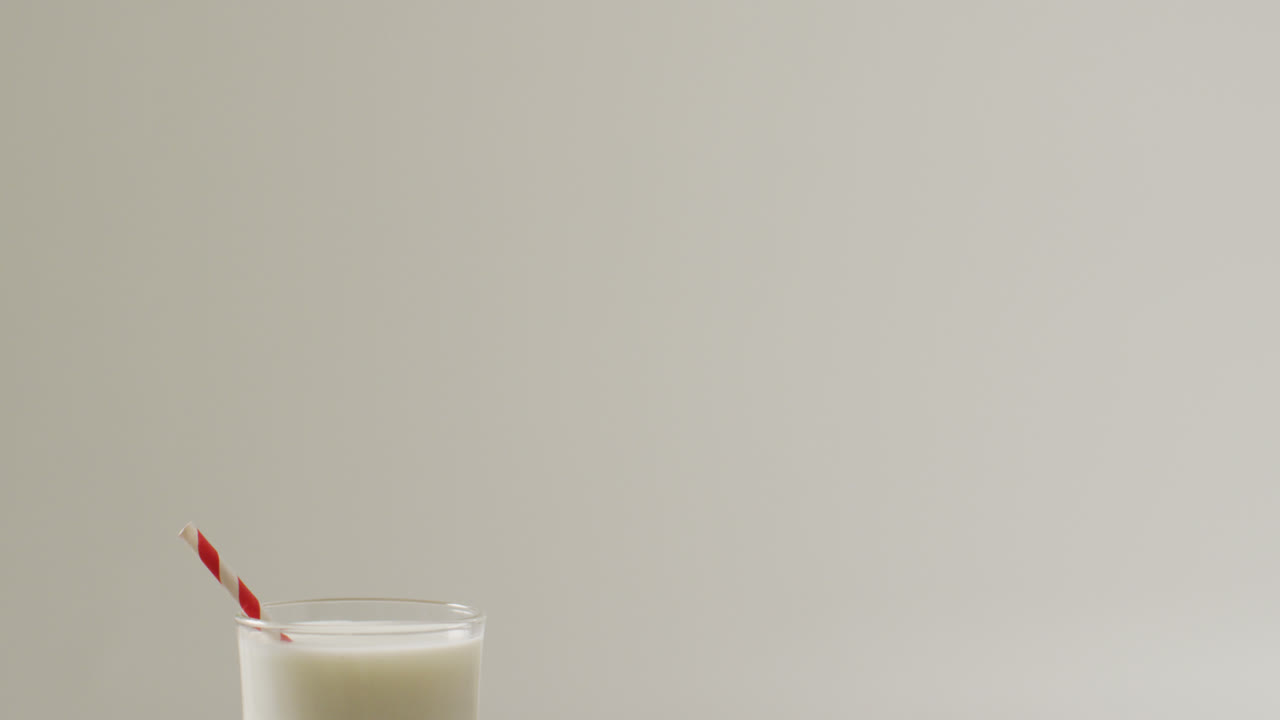 видео стакана свежего молока на белом фоне