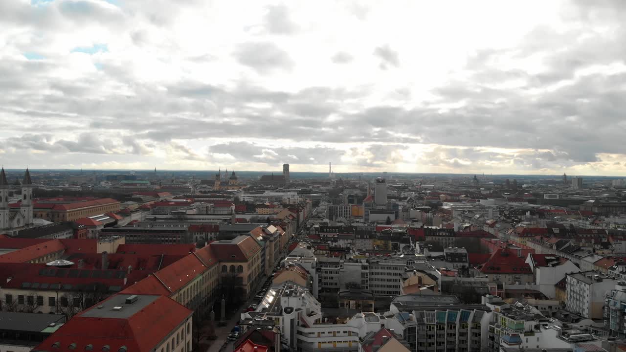 tomas aéreas de munich alemania por la tarde mirando hacia el suroeste con una puesta de sol y nubes para un efecto dramático
