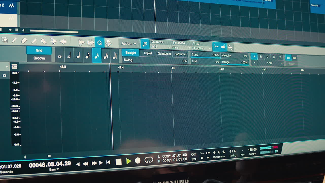 스튜디오에서 음악을 만드는 사운드 엔지니어, 라디오 방송 스튜디오에서 일하는 아시아 인기 dj 또는 녹음 스튜디오, 리허설, 오디오 프로덕션에서 일하는 음악 프로듀서.