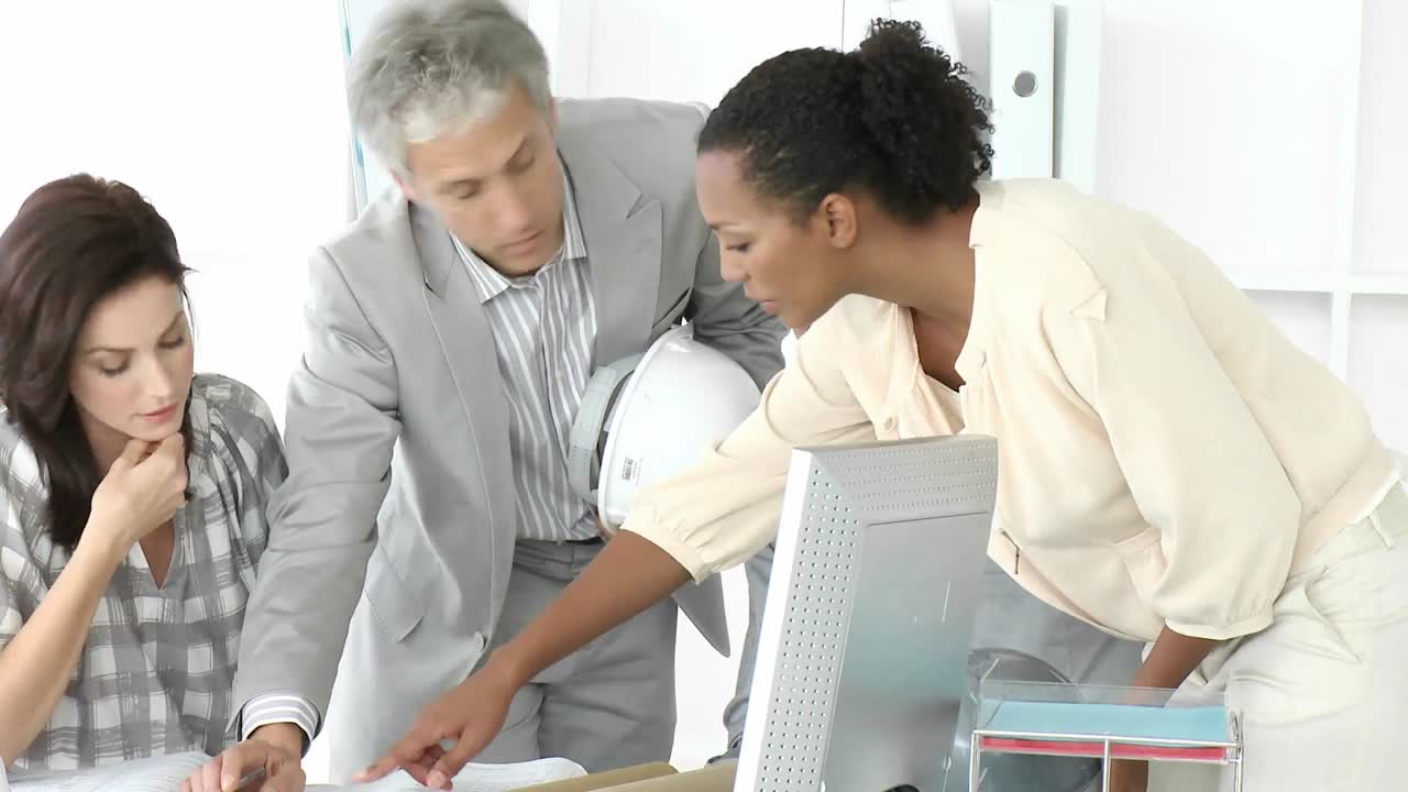 arquitectos exitosos teniendo una reunión