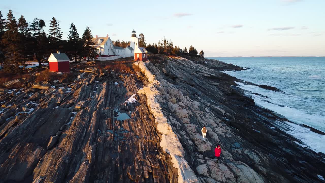 Pemandangan udara mercusuar Pulau Curtis di Camden, Maine, AS saat matahari terbenam