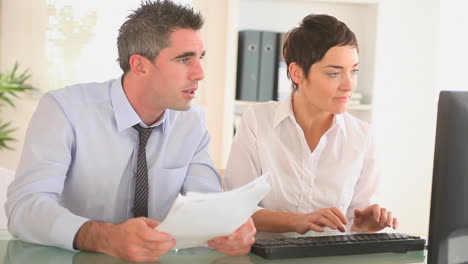 un hombre de negocios con su secretaria.