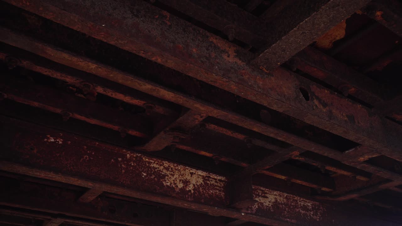 리스본의 녹슨 부두 아래