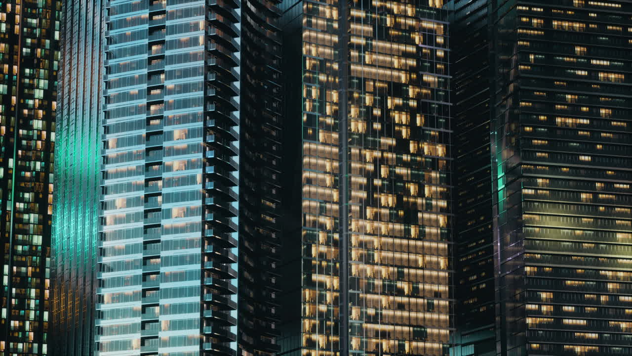 arquitectura nocturna de rascacielos con fachada de vidrio