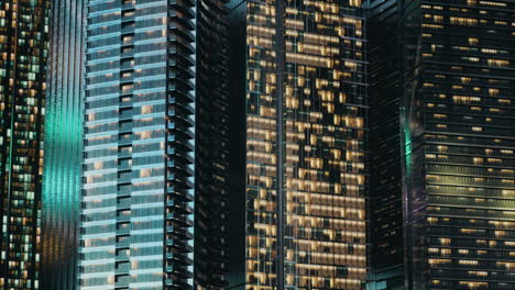 arquitectura nocturna de rascacielos con fachada de vidrio