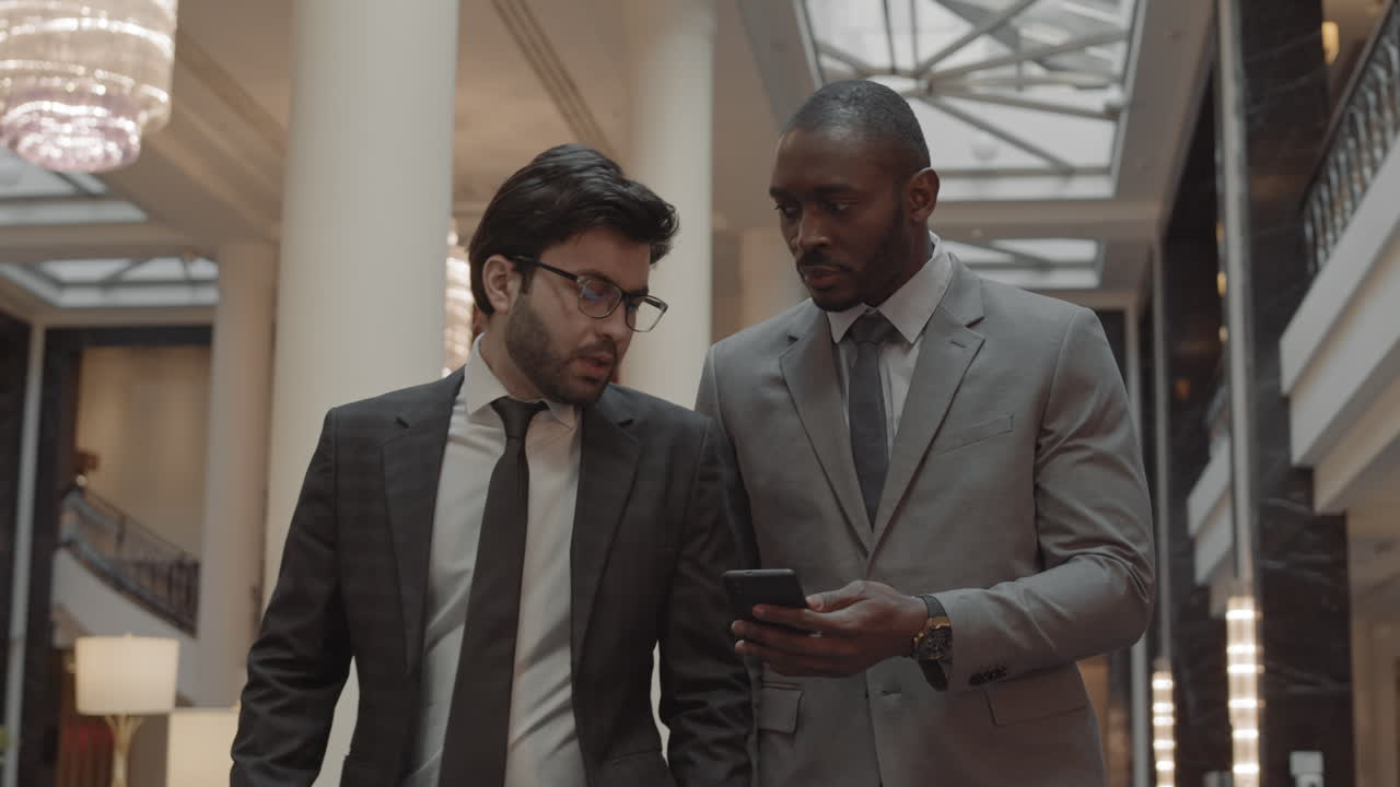 Partner commerciali che camminano e parlano