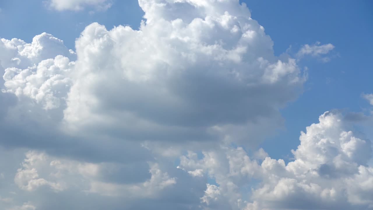 아름다운 파란 하늘과  구름과 빛, 파란 하양 자연 배경 개념의 시간 간격