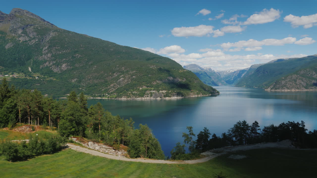 Rejse gennem Norge - en udsigt over den maleriske fjord fra et bilvindue.
