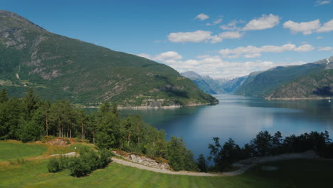 viaje a través de noruega - una vista del pintoresco fiordo desde la ventana de un auto