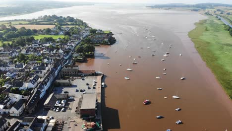 Luftaufnahme-Von-Segelbooten,-Die-Im-Fluss-Exe-Und-Topsham-Quay-Verankert-Sind