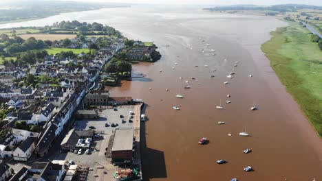 vista aérea de veleros anclados en el río exe y topsham quay