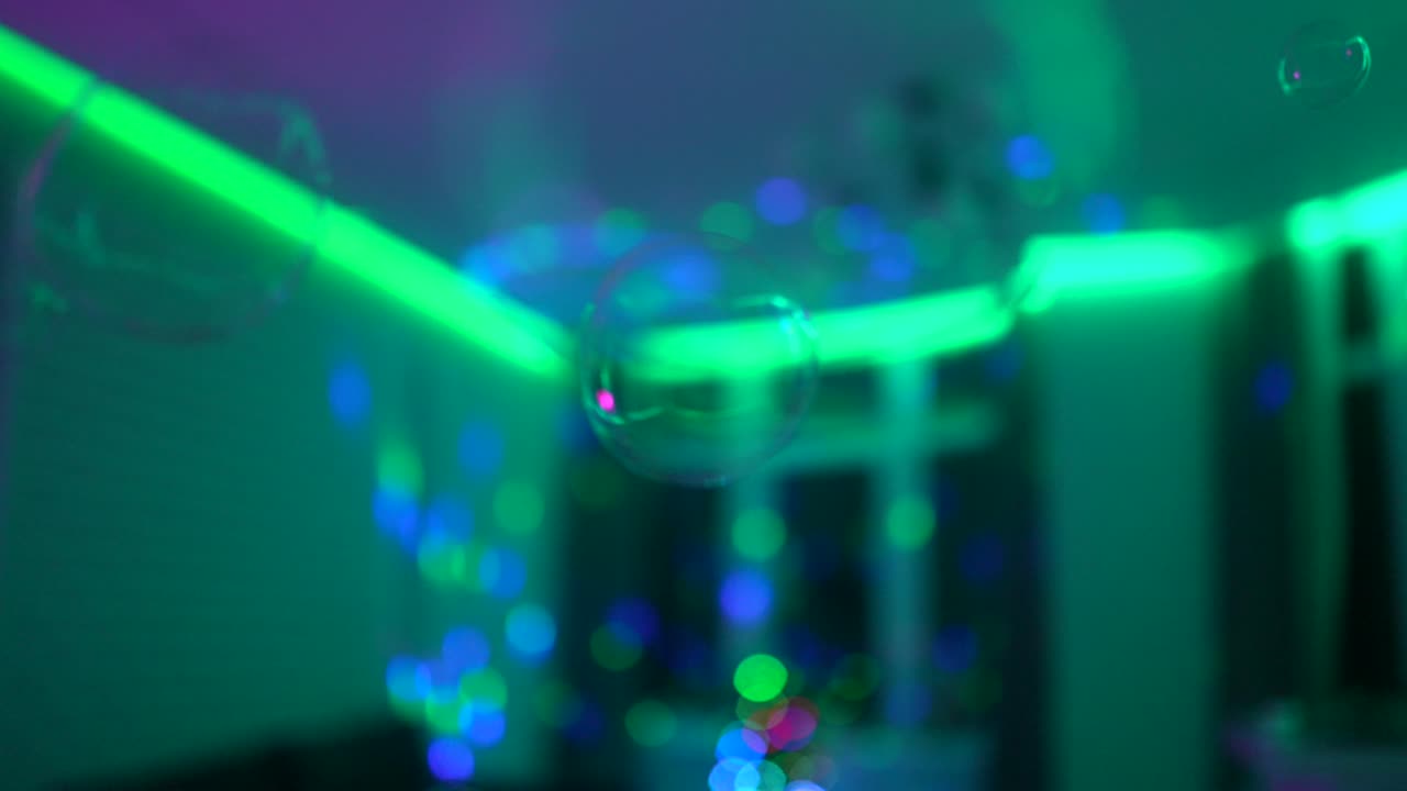 泡とネオンライトが輝く華やかな夜のパーティー