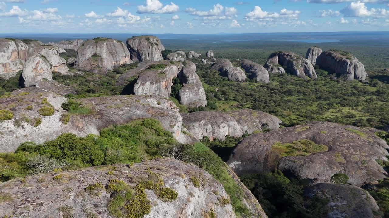 Vista aérea cinematográfica do extenso campo de pedras Pedras Negras de Pungo Andongo, na província de Malanje, Angola, África
