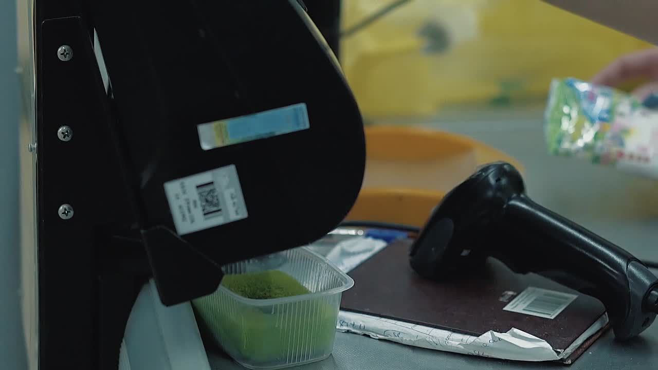 젊은 소녀는 체크아웃에서 상품을 지불합니다. 3