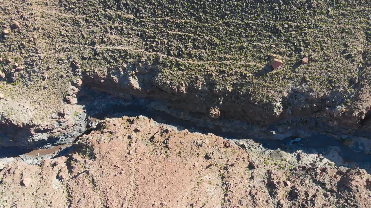 vista superior cinematográfica aérea del popular cañón de cactus gigante cerca de san pedro de atacama en el desierto de atacama, norte de chile, sudamérica