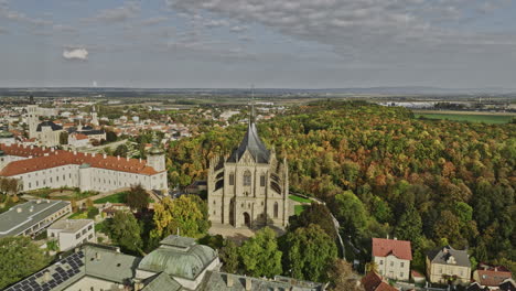 Kutna-Hora-Chequia-Aérea-V10-Paso-Elevado-Cinematográfico-Encantador-Casco-Antiguo-Con-La-Catedral-De-Santa-Bárbara-Y-La-Iglesia-De-San-James-Rodeada-Por-Un-Paisaje-Urbano-En-La-Ladera---Filmado-Con-Cine-Mavic-3---Noviembre-De-2022