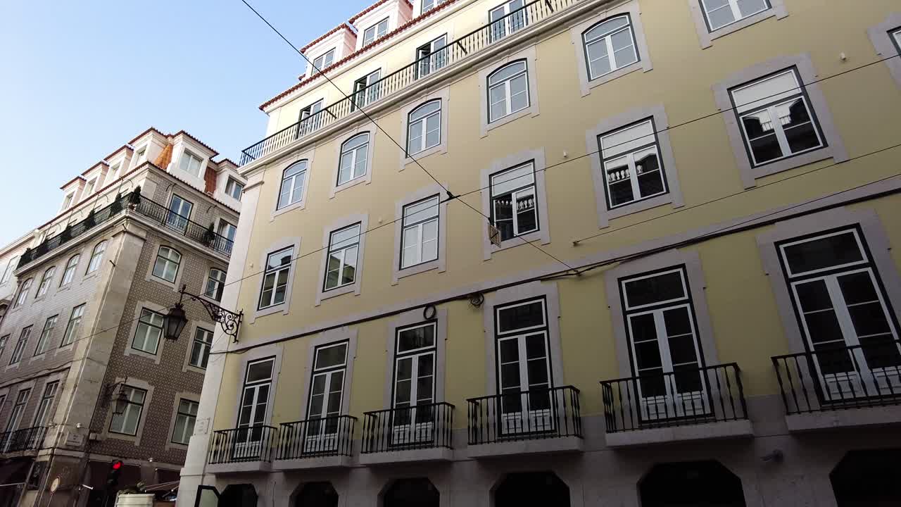 fachada típica del edificio en el centro de lisboa, portugal