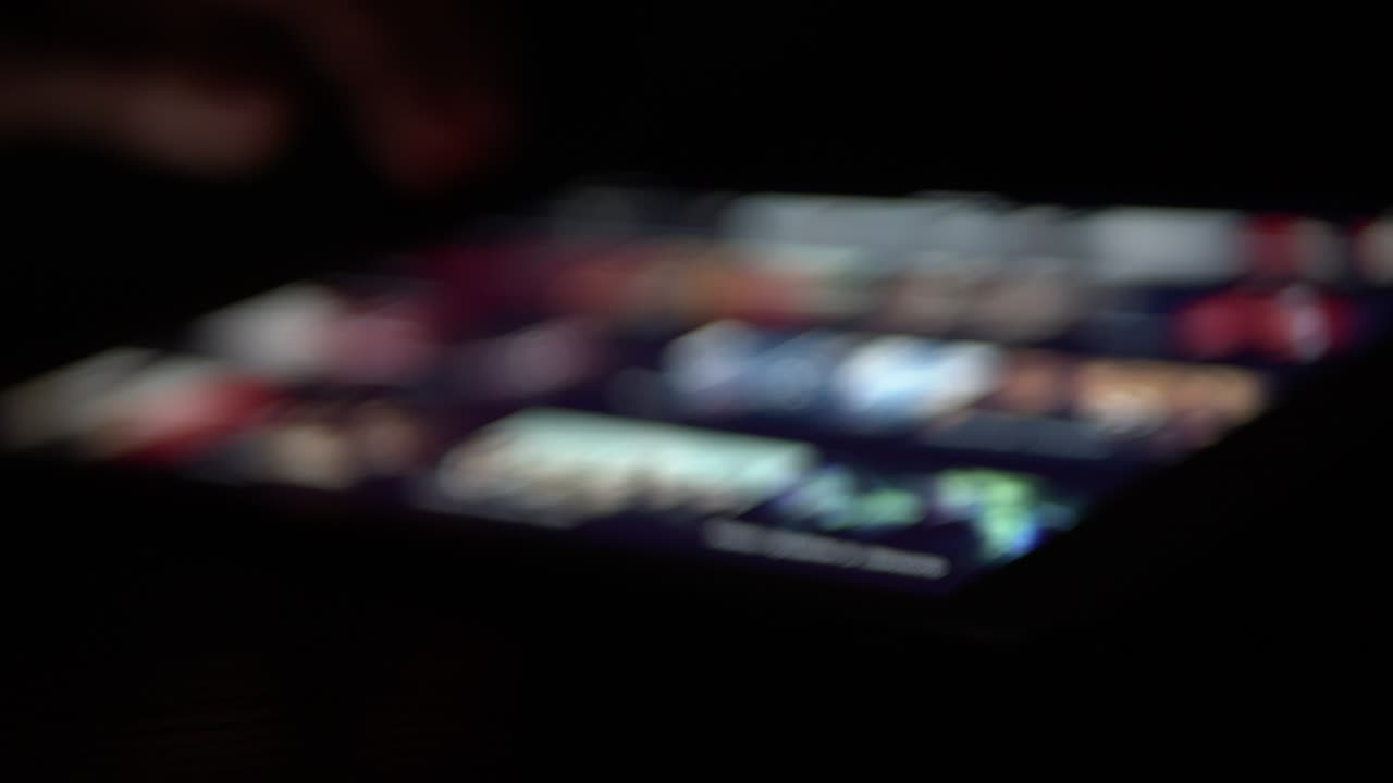 봉쇄 기간 동안 태블릿 컴퓨터 모바일 응용 프로그램에서 스트리밍 콘텐츠를 시청하는 것 - 영화 및 tv 쇼 - 초점을 맞추지 않은 흐릿한 개념 비디오