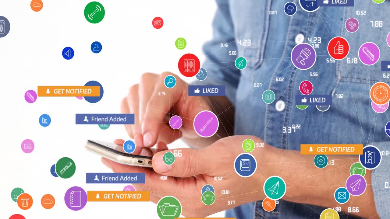 animación de procesamiento de datos e íconos sobre mujer usando teléfono inteligente.