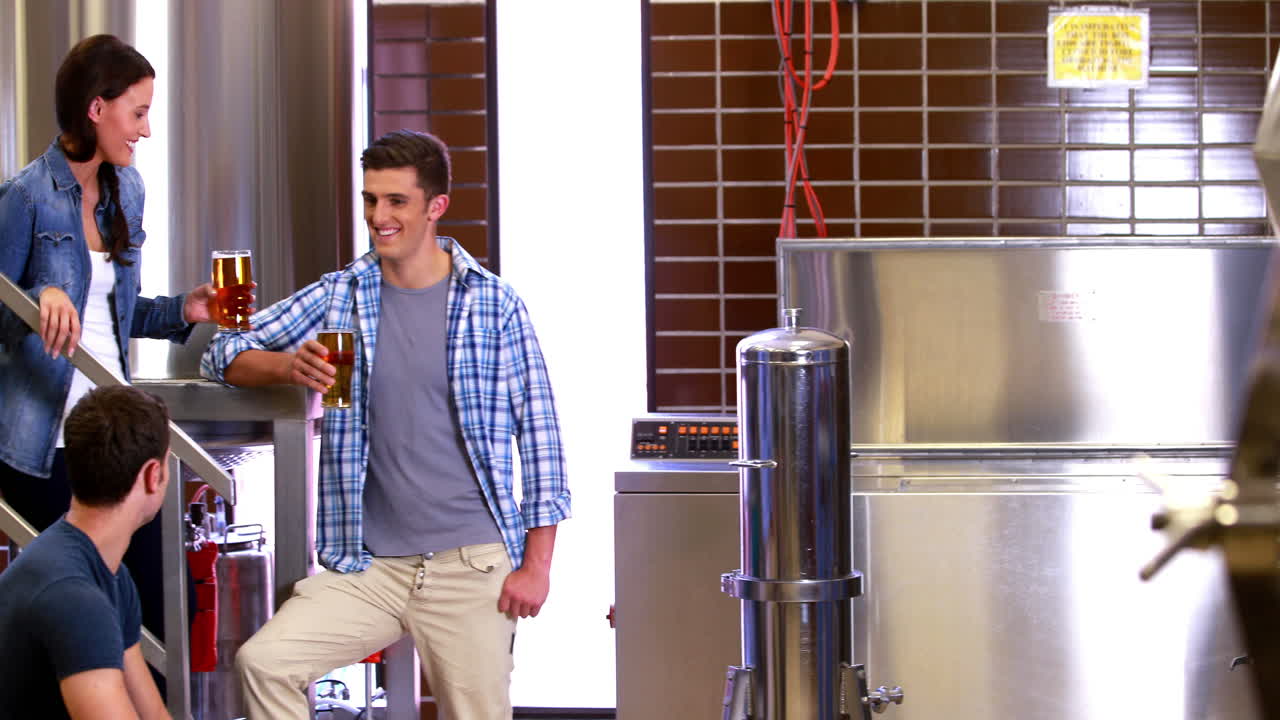 양조업자 들 의 팀 이 자신 들 의 제품 을 점검 하고 있다