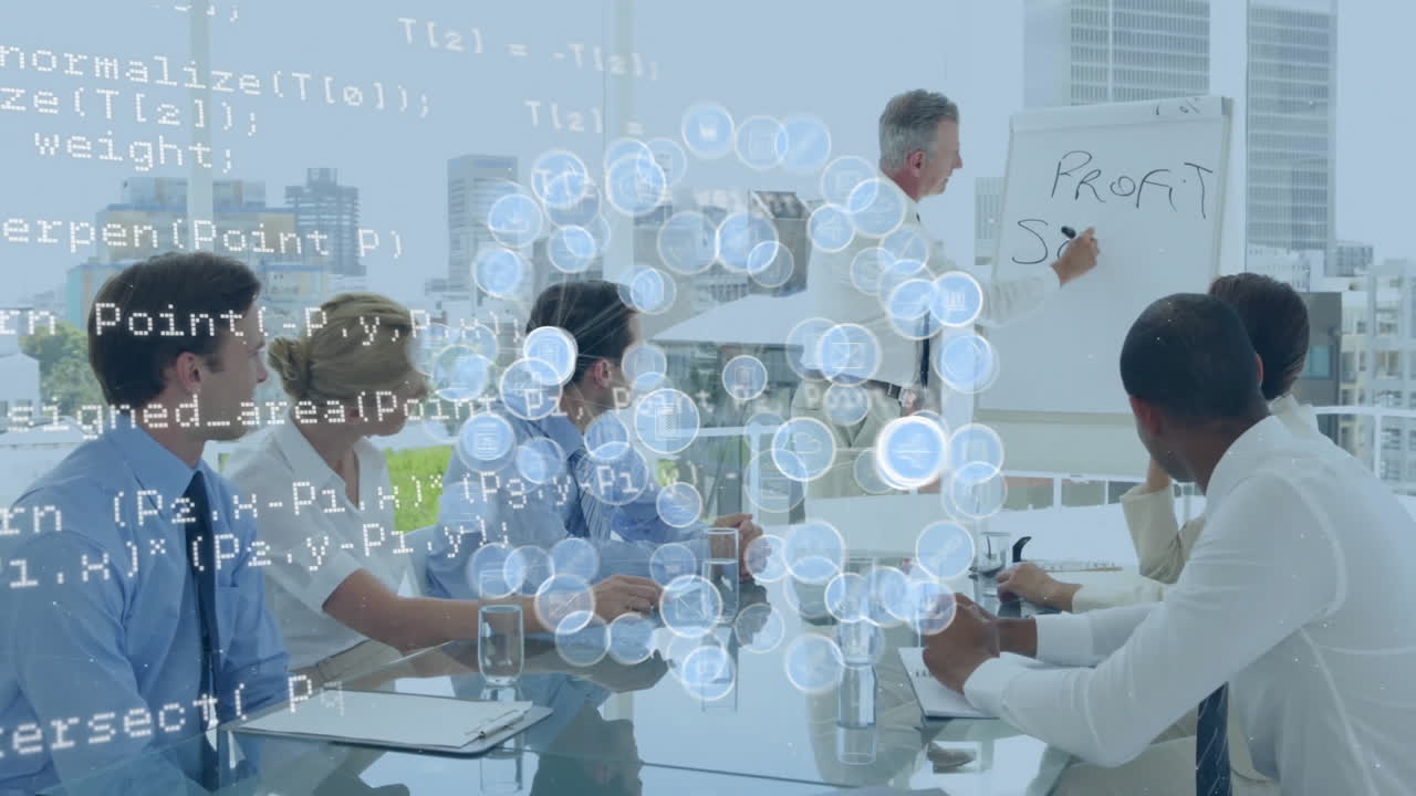 다양한 동료들이 회의에서 작업을 논의하는 미디어 아이콘과 데이터 처리의 애니메이션