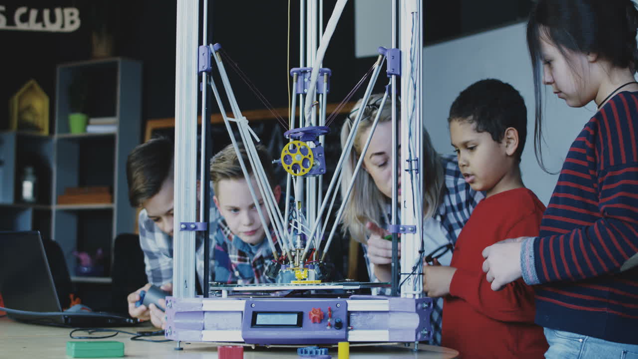 los niños aprenden a imprimir en 3d