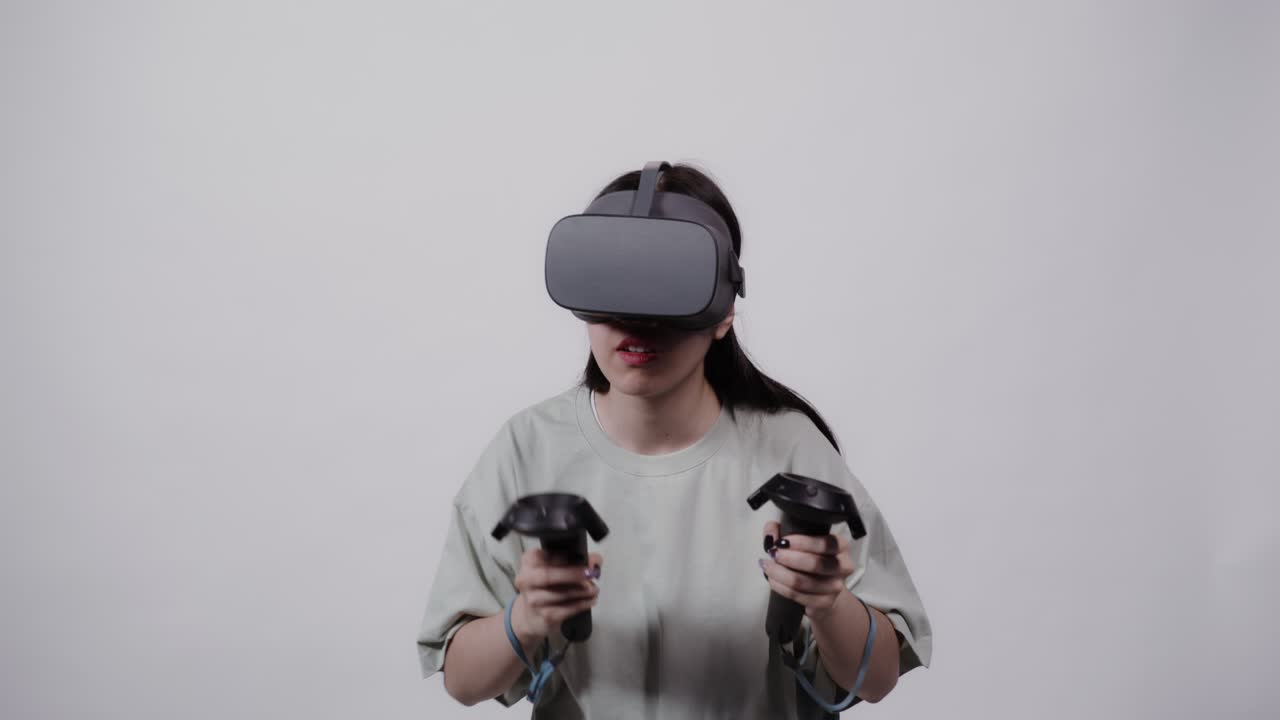 mujer usando auriculares y controladores vr