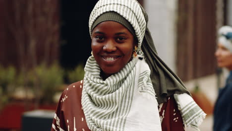 retrato de una mujer negra musulmana