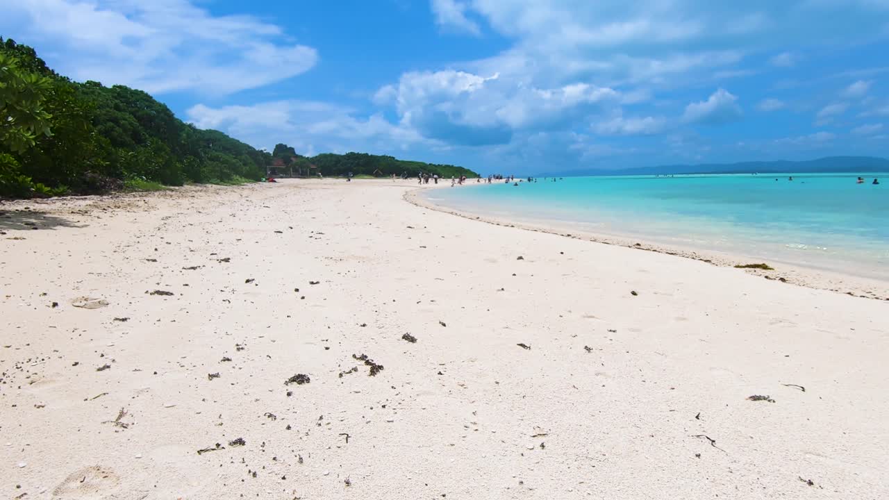 Time-lapse dal basso della spiaggia di Kondoi, isola di Taketomi, Okinawa, Giappone.