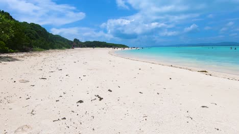 lapso de tiempo de ángulo bajo de la playa de kondoi, isla de taketomi, okinawa, japón