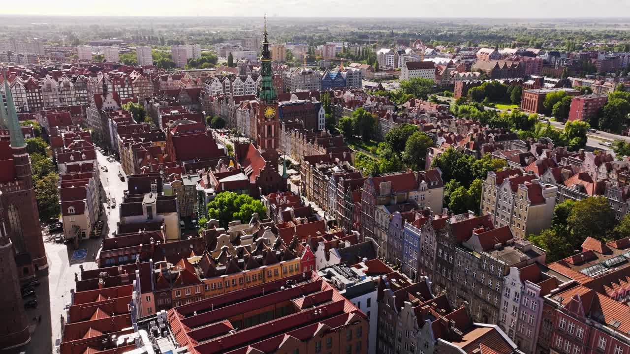 Утренний дрон наклоняется вверх, подлетая ближе к ратуше Главного города Гданьска